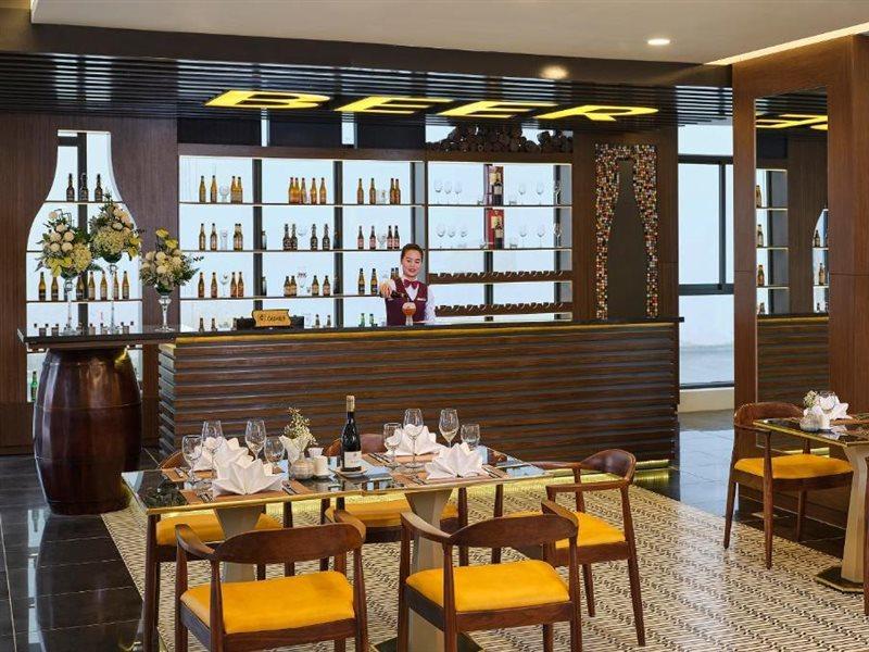 Senna Hue Hotel Eksteriør bilde The bar at the restaurant