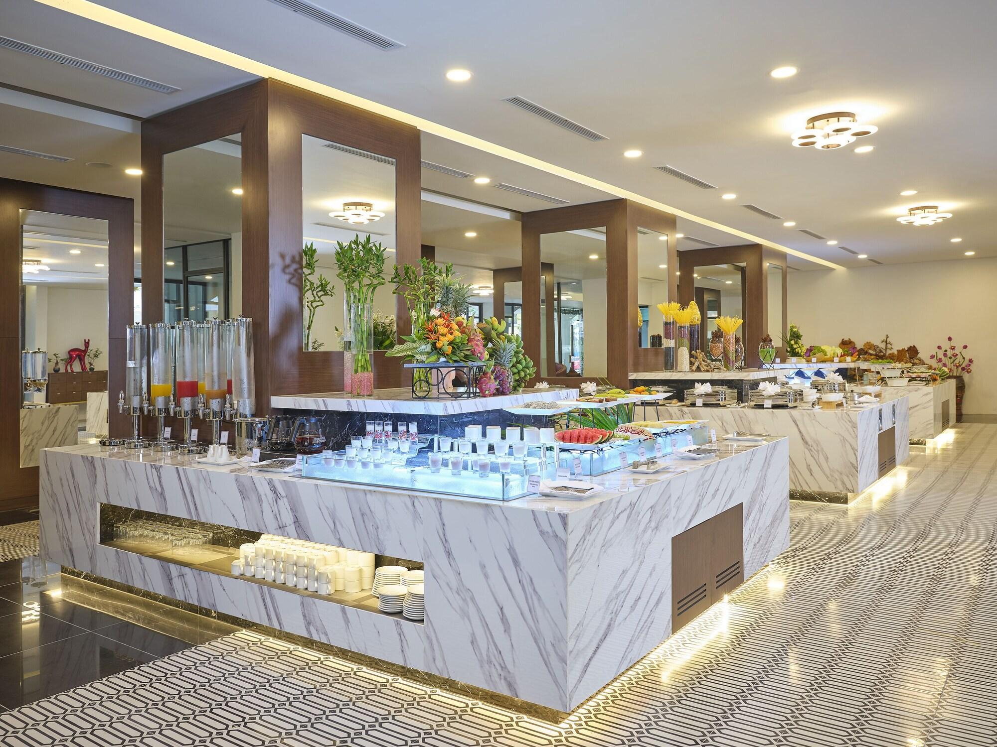 Senna Hue Hotel Eksteriør bilde The buffet at the hotel