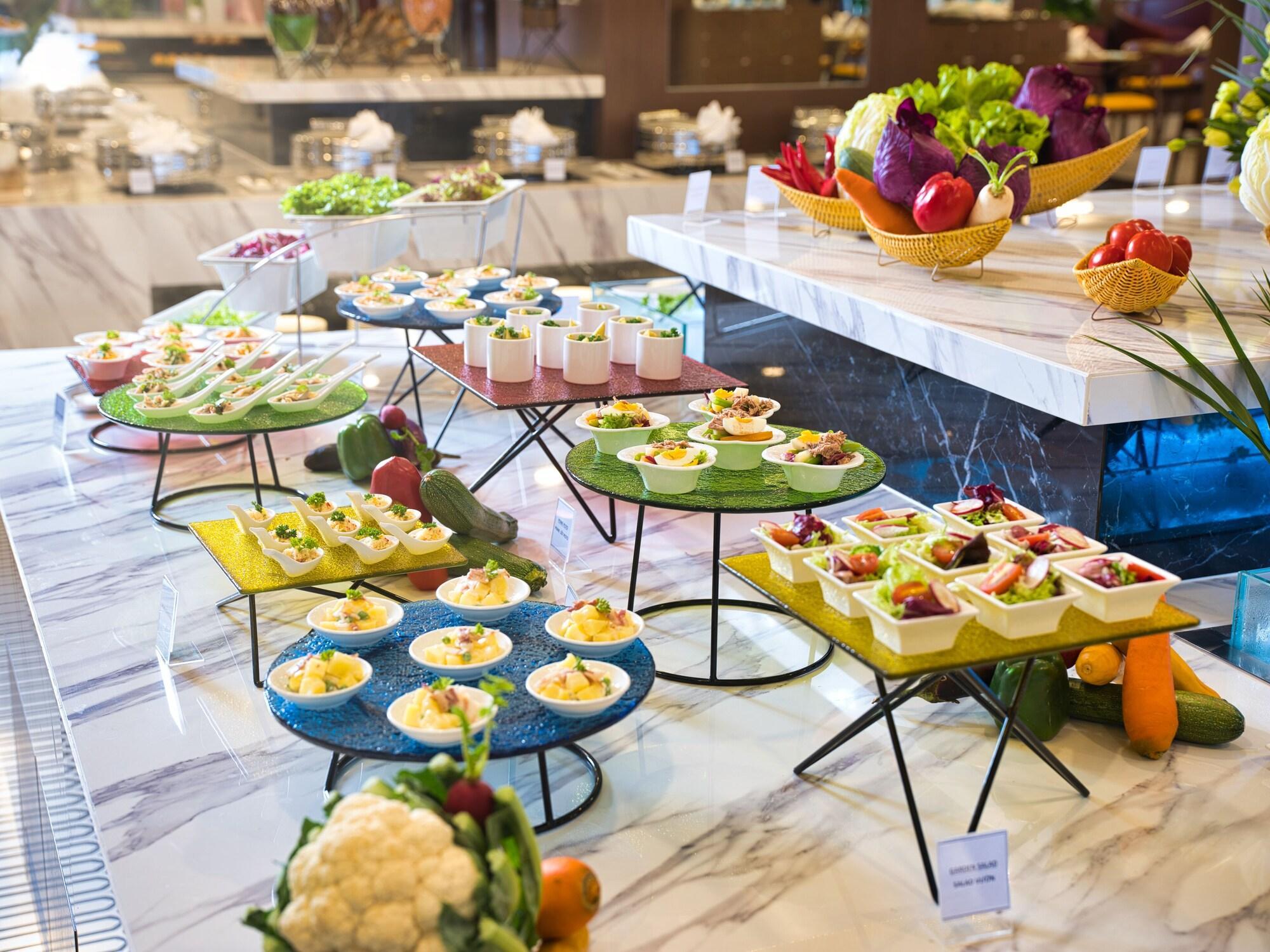 Senna Hue Hotel Eksteriør bilde A buffet at a hotel