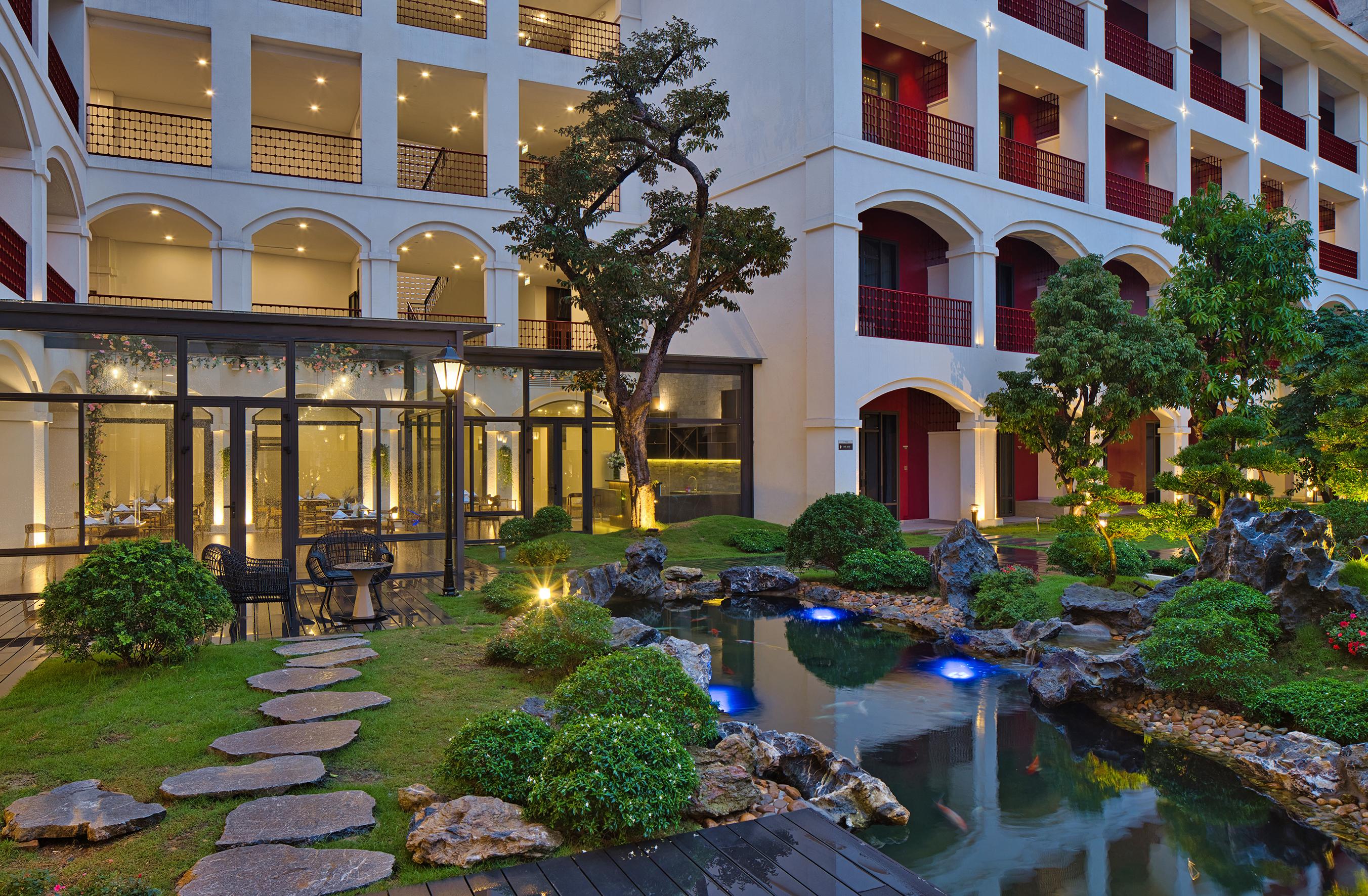 Senna Hue Hotel Eksteriør bilde The hotel's courtyard