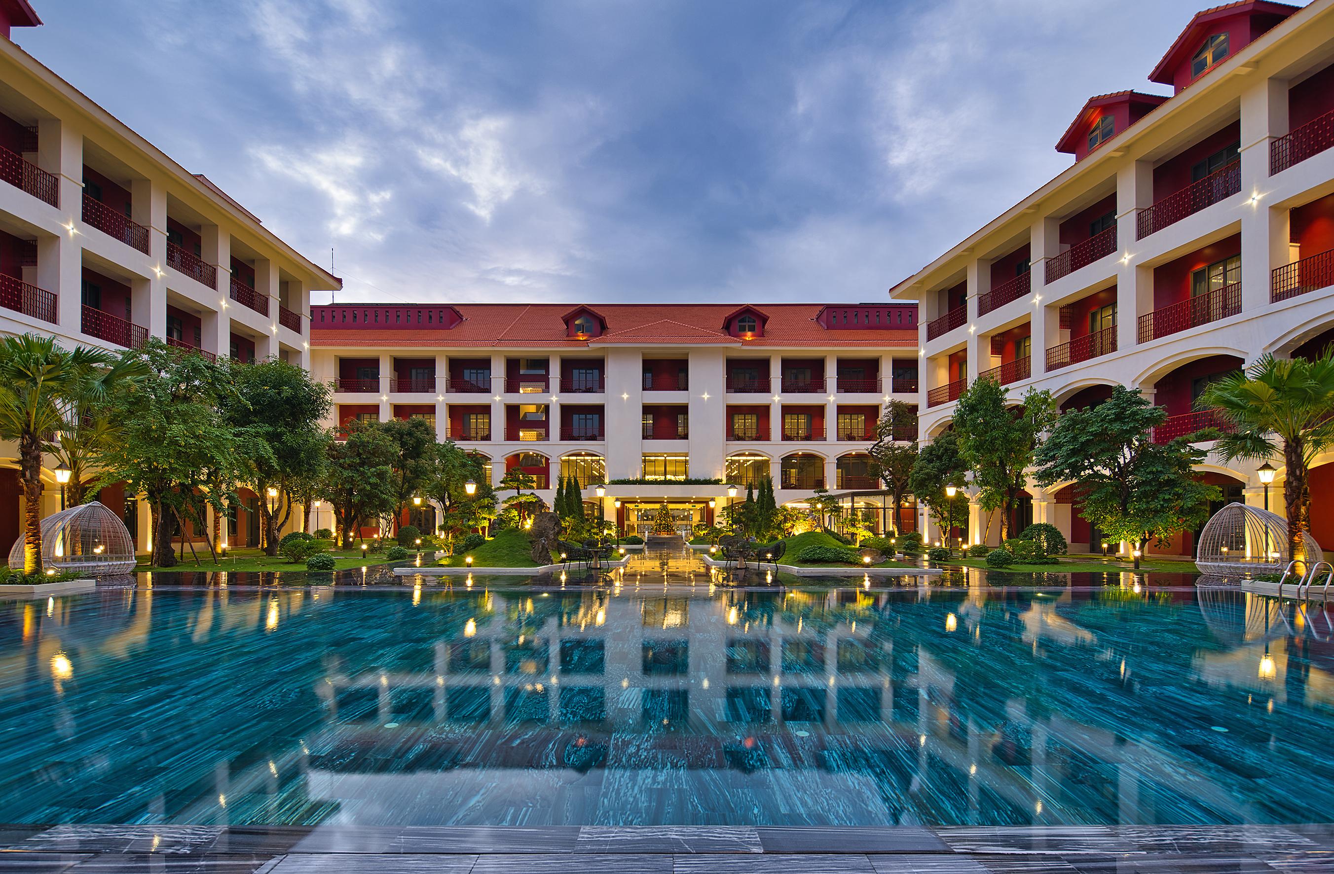 Senna Hue Hotel Eksteriør bilde The hotel's main pool