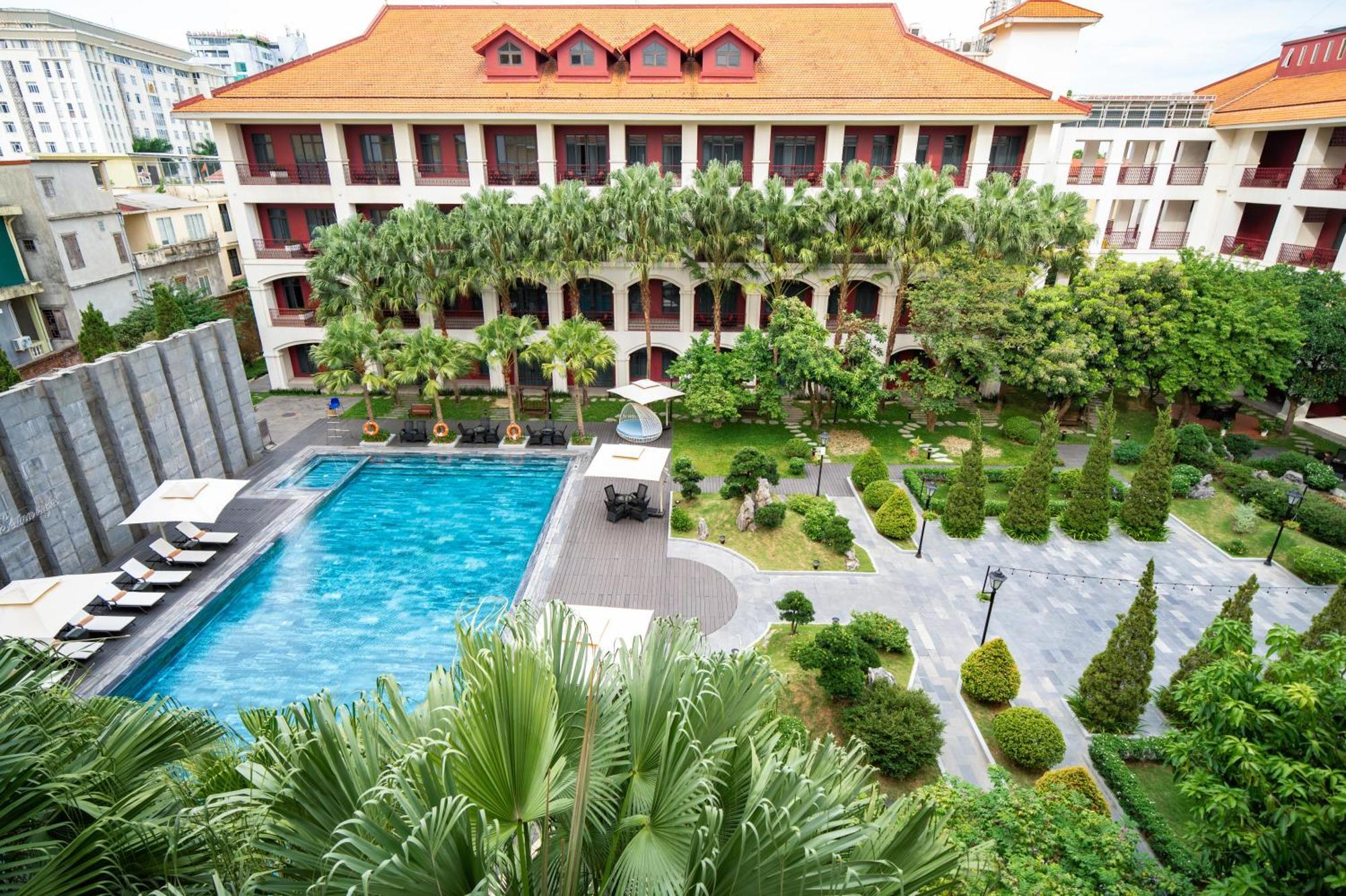 Senna Hue Hotel Eksteriør bilde The hotel's pool
