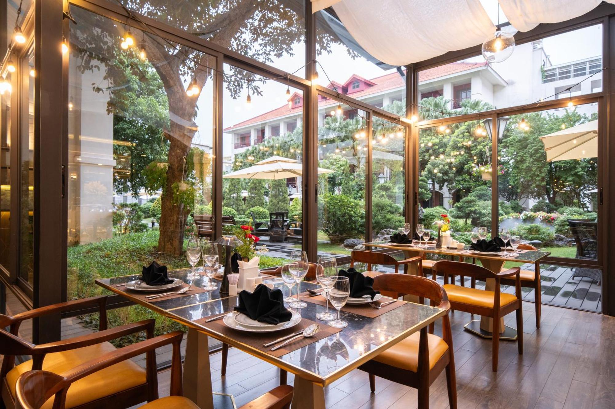 Senna Hue Hotel Eksteriør bilde The restaurant's interior