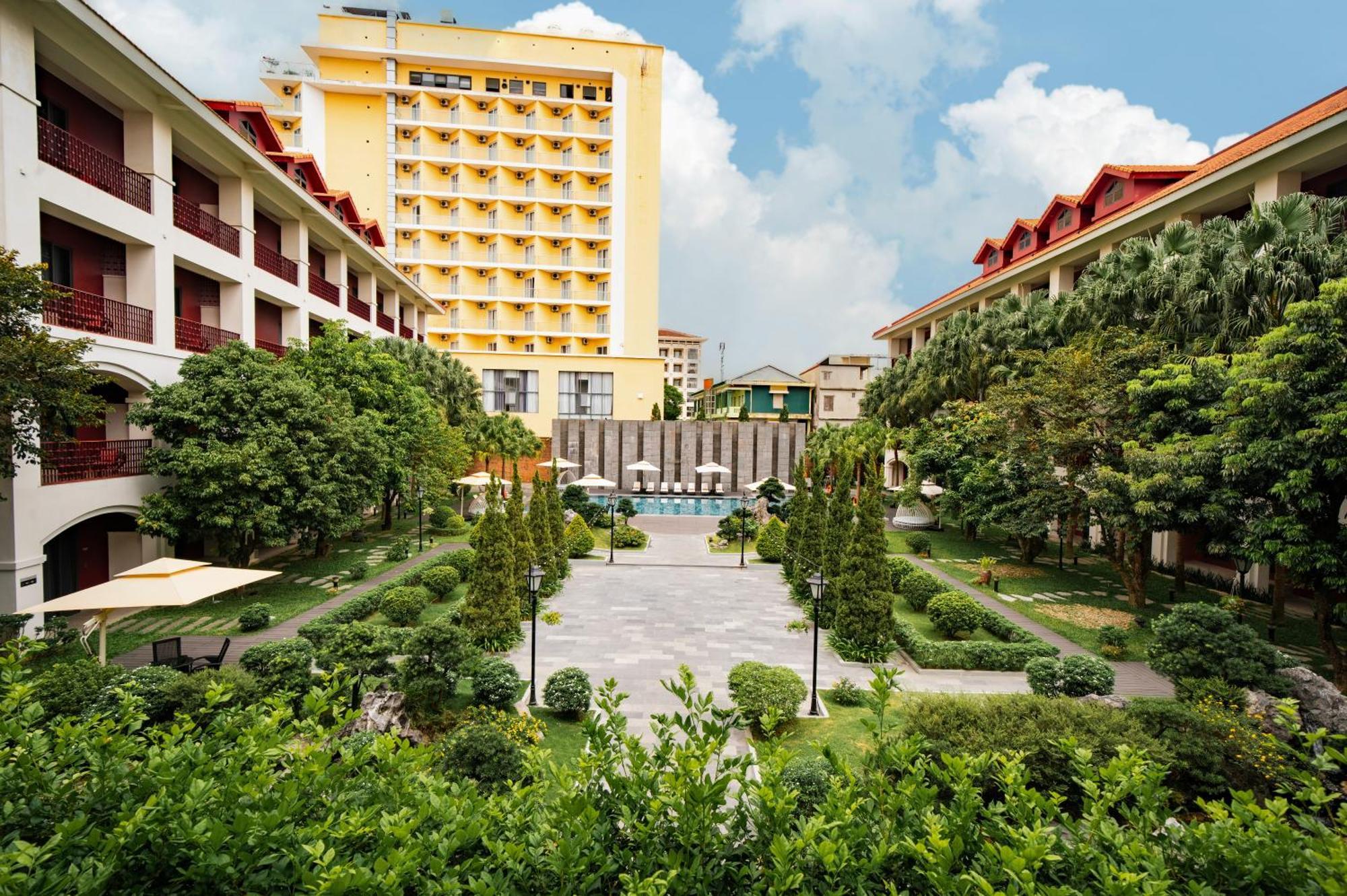 Senna Hue Hotel Eksteriør bilde The Royal Thai Police Hospital