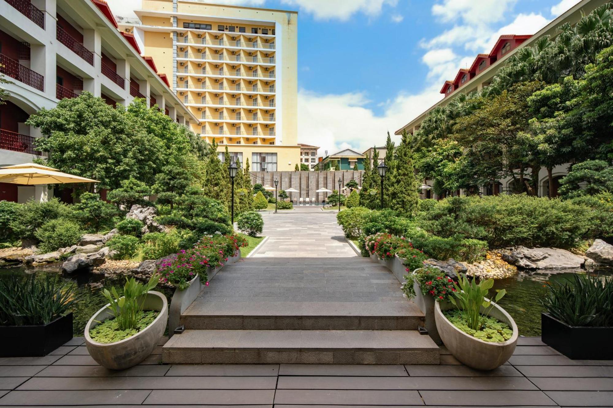 Senna Hue Hotel Eksteriør bilde The hotel's courtyard
