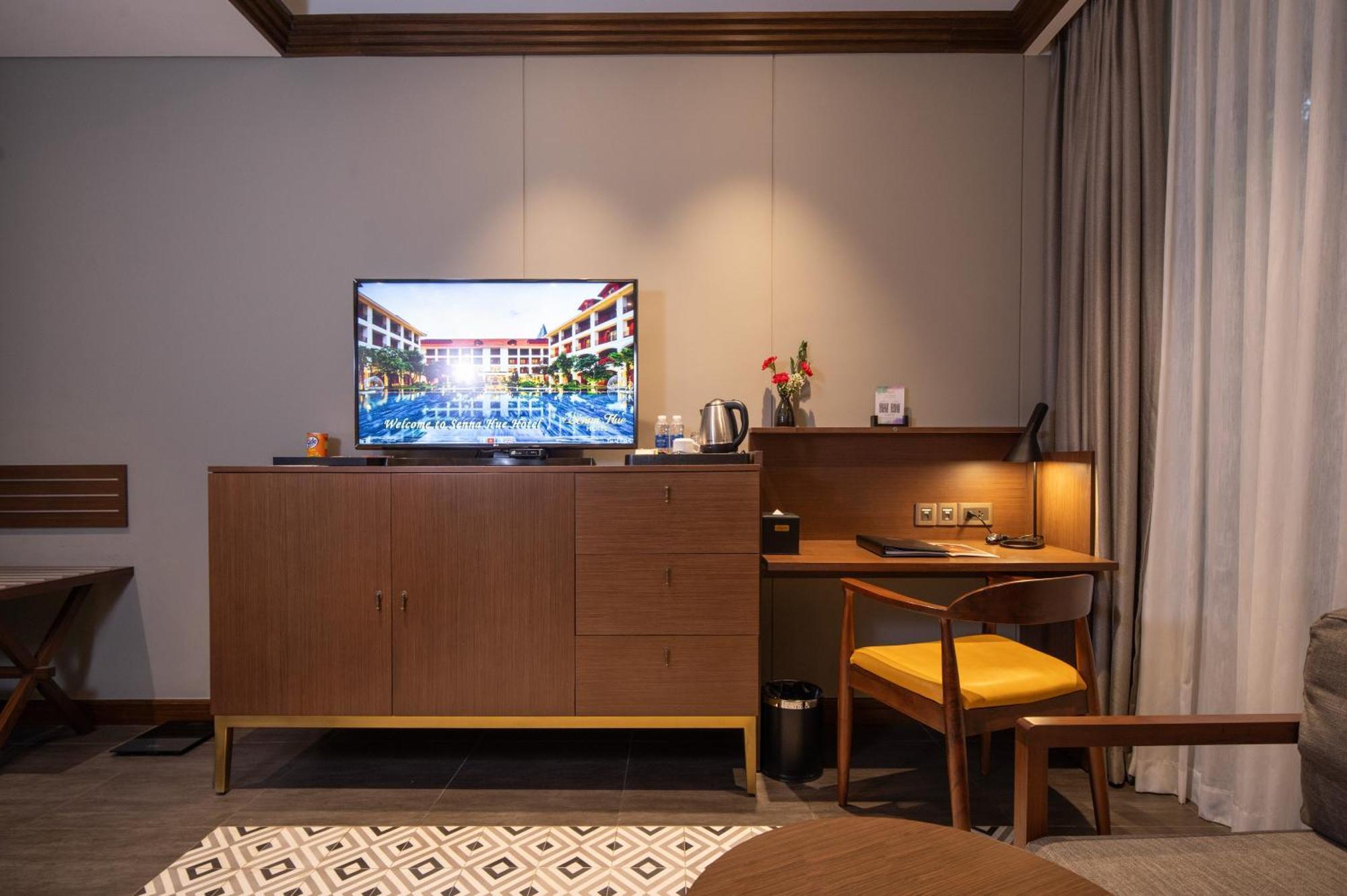 Senna Hue Hotel Eksteriør bilde A television in a hotel room