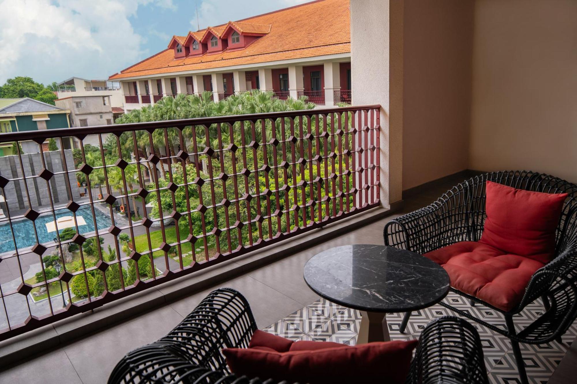 Senna Hue Hotel Eksteriør bilde A balcony at a hotel