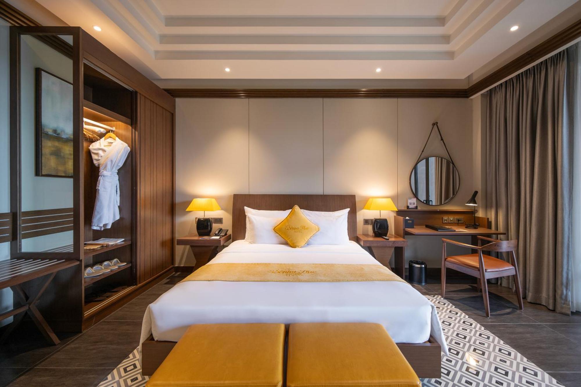 Senna Hue Hotel Eksteriør bilde A bedroom at the hotel