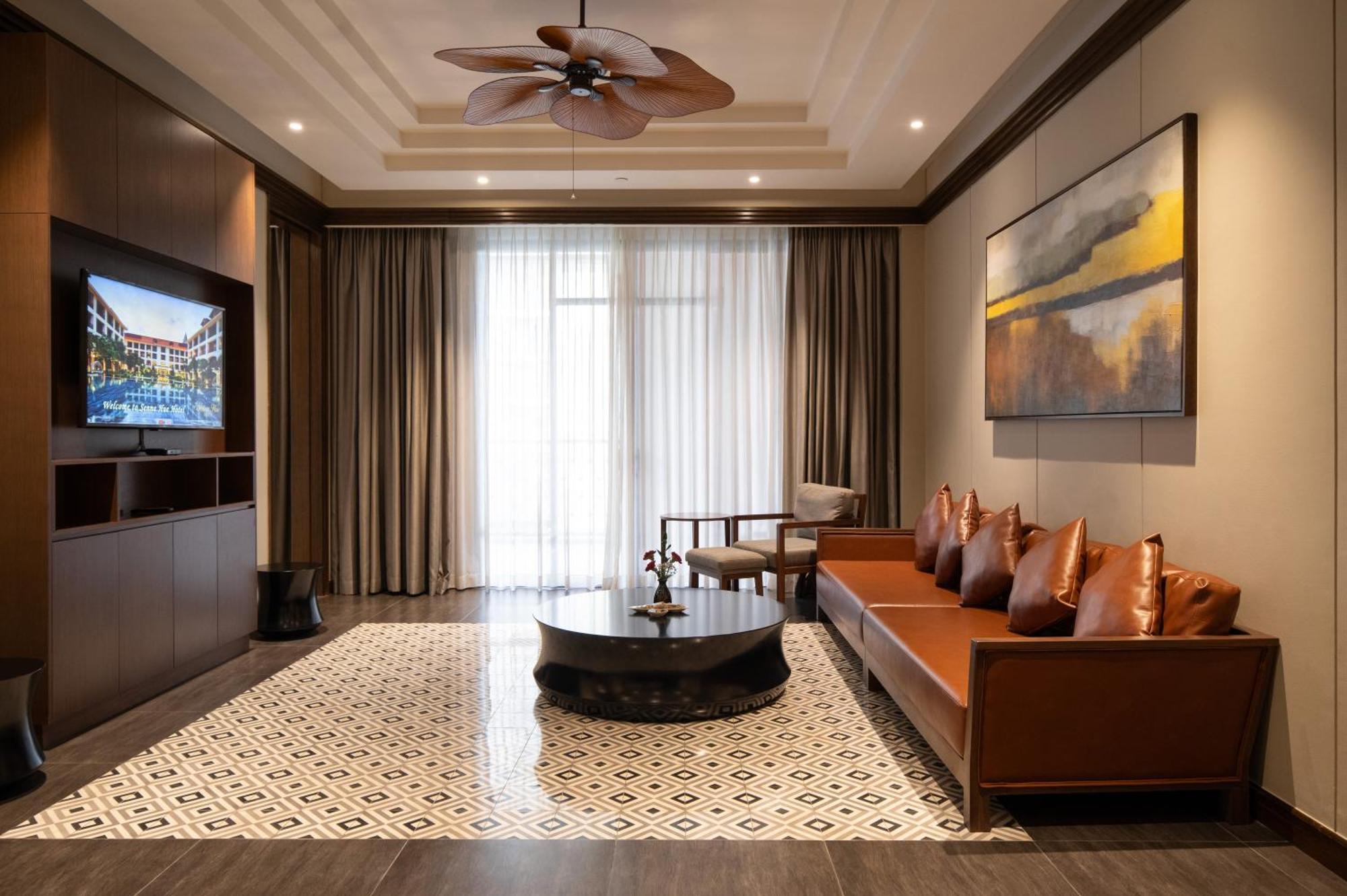 Senna Hue Hotel Eksteriør bilde A living room with a ceiling fan
