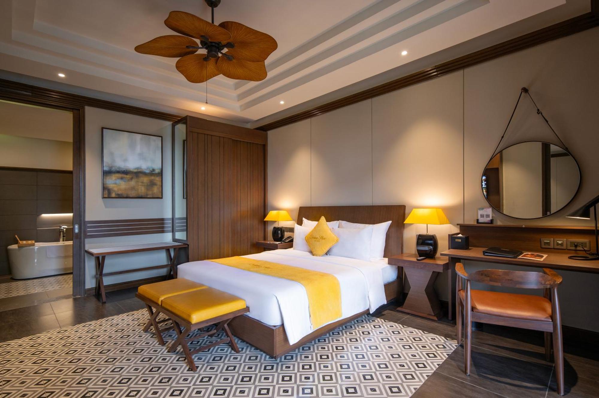 Senna Hue Hotel Eksteriør bilde A bedroom at the hotel