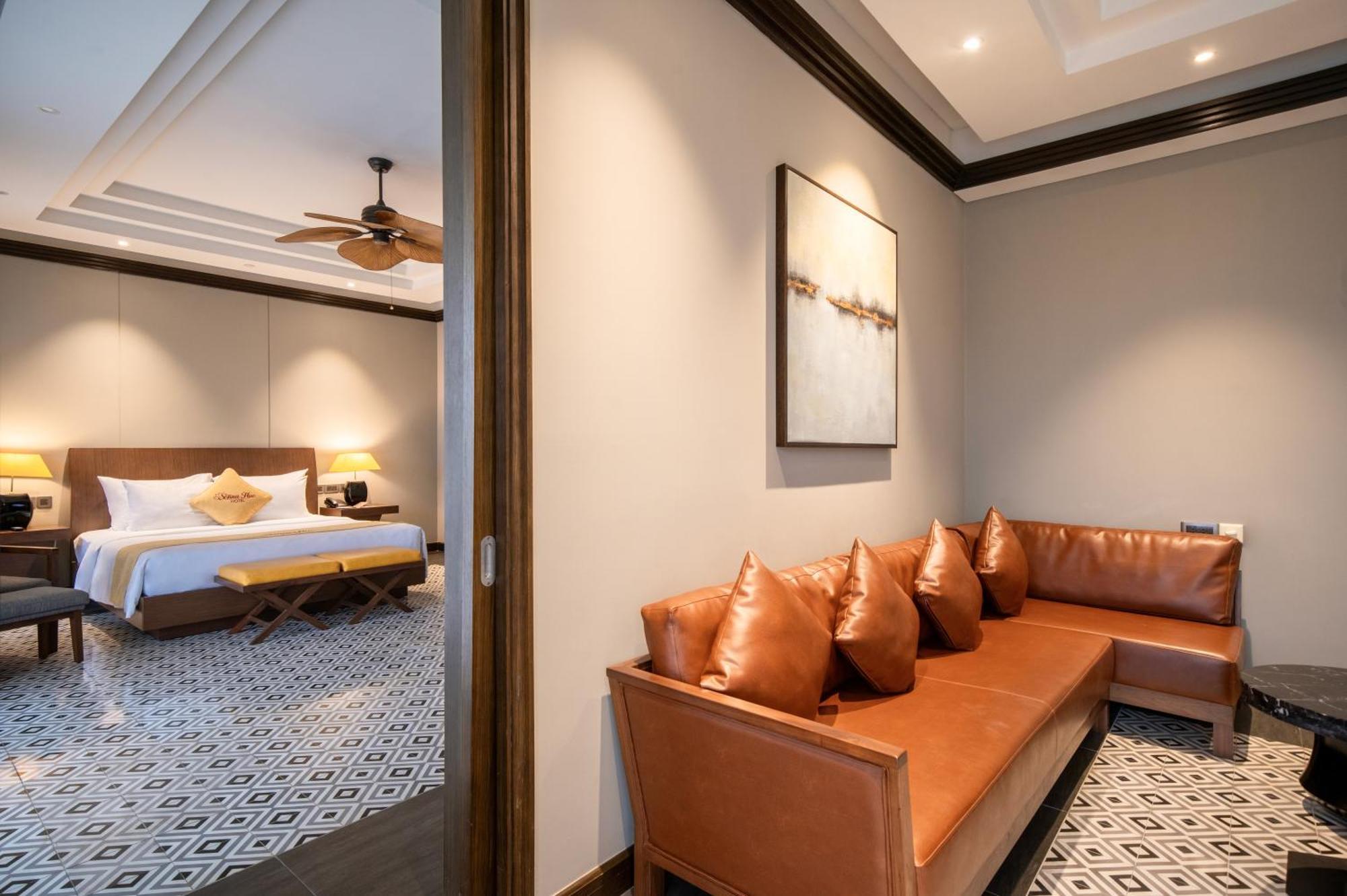 Senna Hue Hotel Eksteriør bilde A suite at the hotel