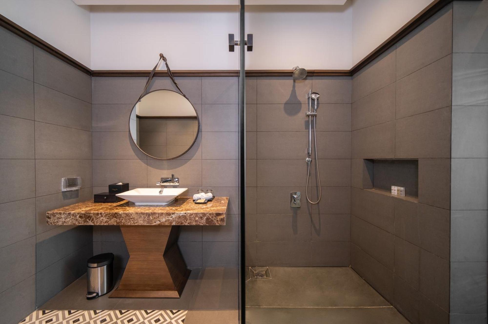 Senna Hue Hotel Eksteriør bilde A shower with a shower tray