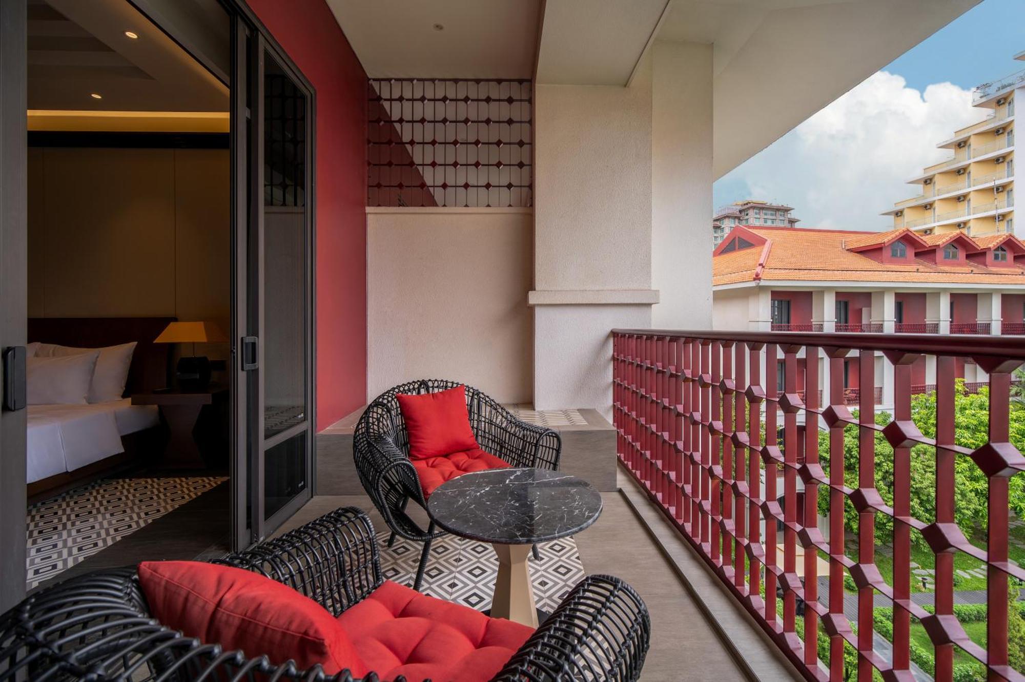 Senna Hue Hotel Eksteriør bilde A balcony at the hotel