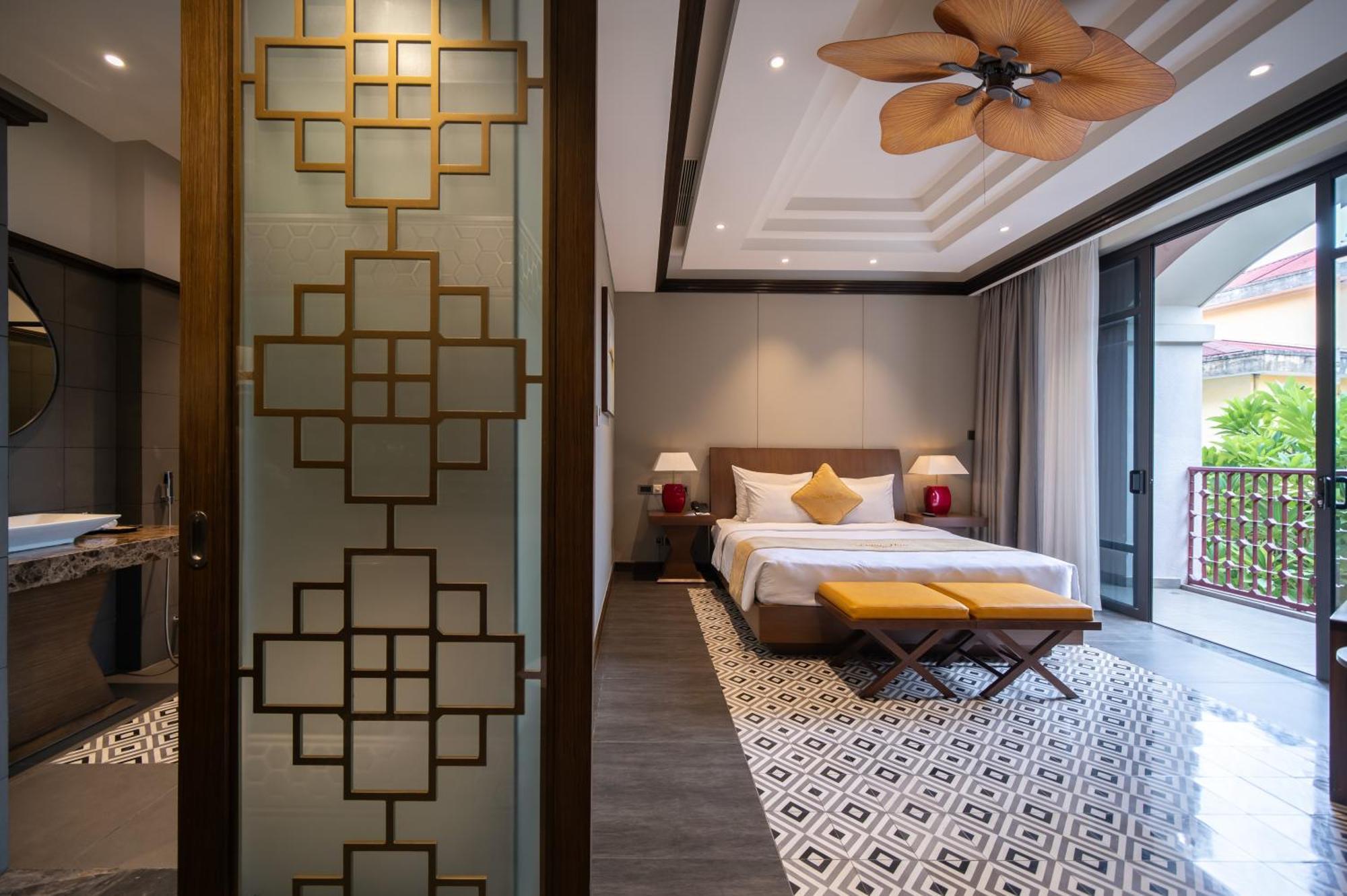 Senna Hue Hotel Eksteriør bilde A bedroom at the hotel
