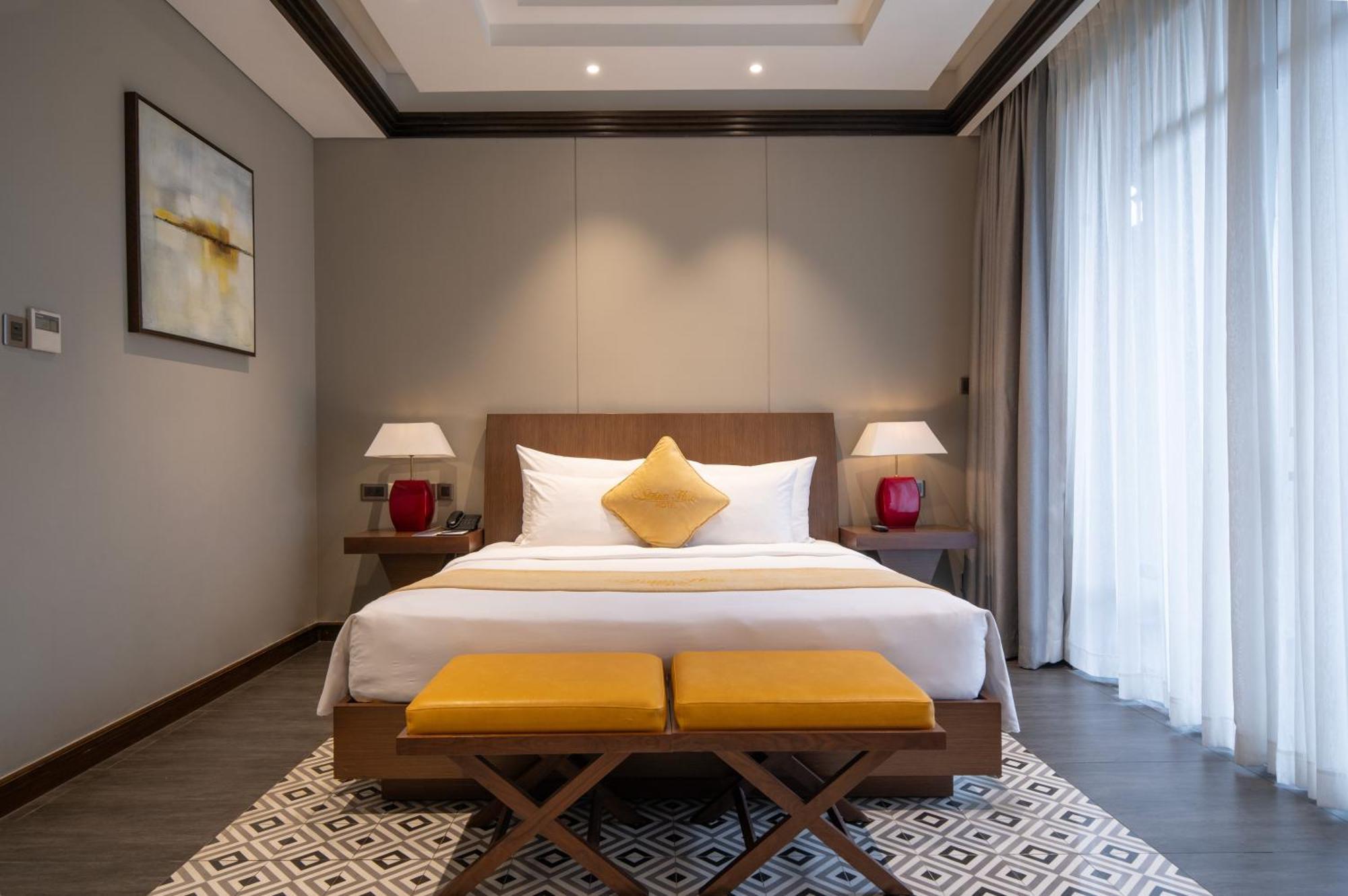 Senna Hue Hotel Eksteriør bilde A bedroom at the hotel