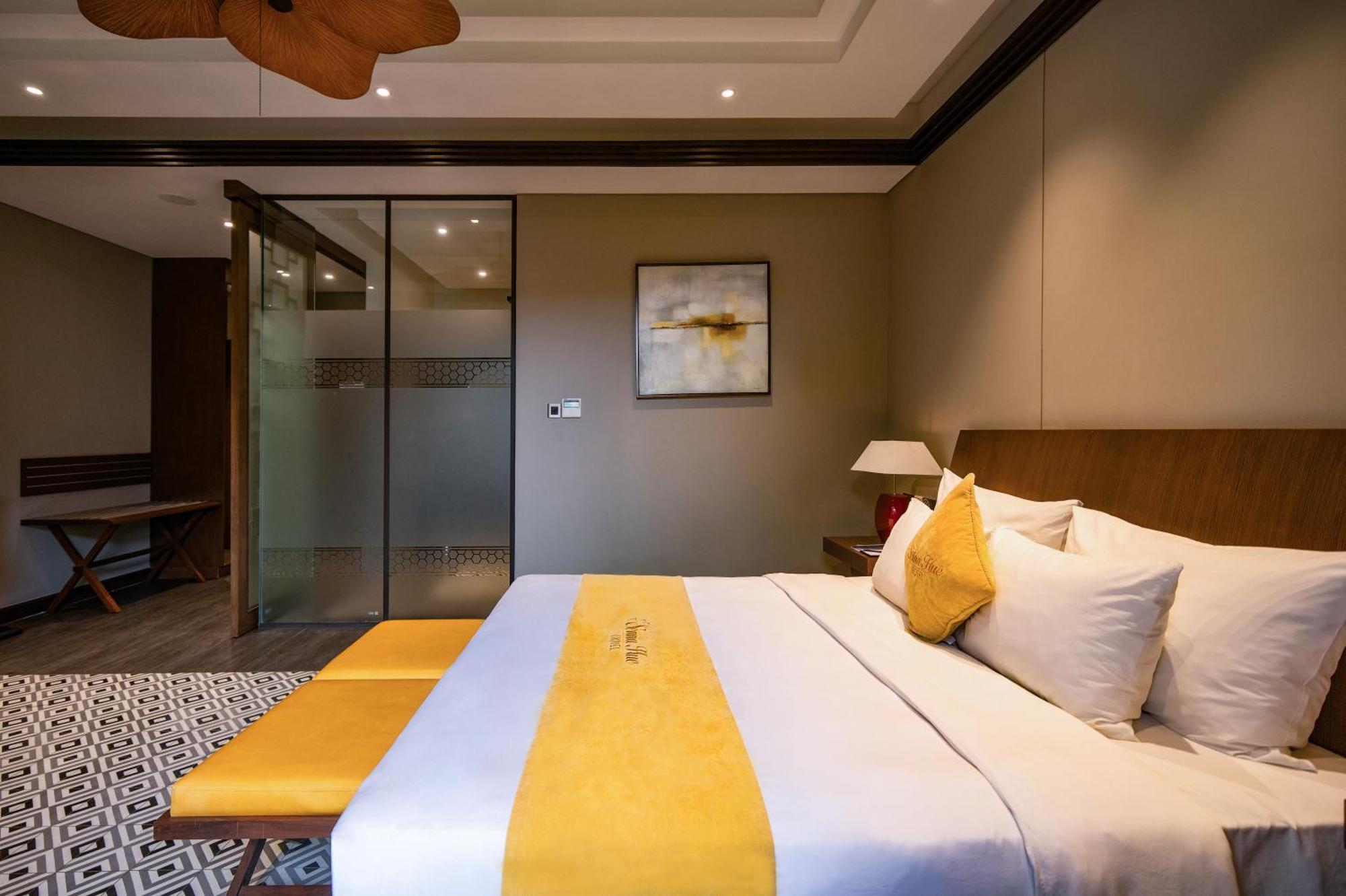 Senna Hue Hotel Eksteriør bilde A bedroom at the hotel